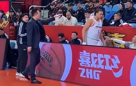 开云电竞PC端-上海男篮疑似内讧！洛夫顿不满卢伟回怼惹争议 曾怒斥带着情绪打球